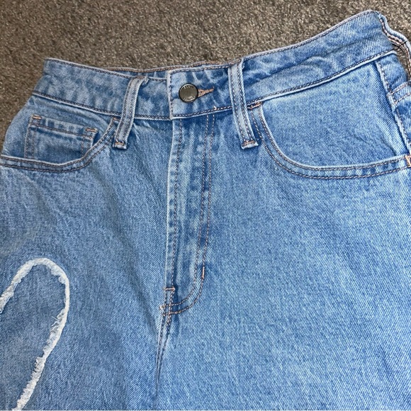 Social Tourist Ultra Highrise Baggy Wide Heart Patch Jeans - Picture 6 of 10